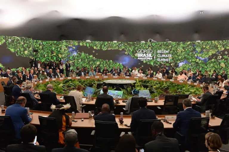 A voz e a vida: a COP 30 expôs a urgência de proteger e ouvir os defensores ambientais