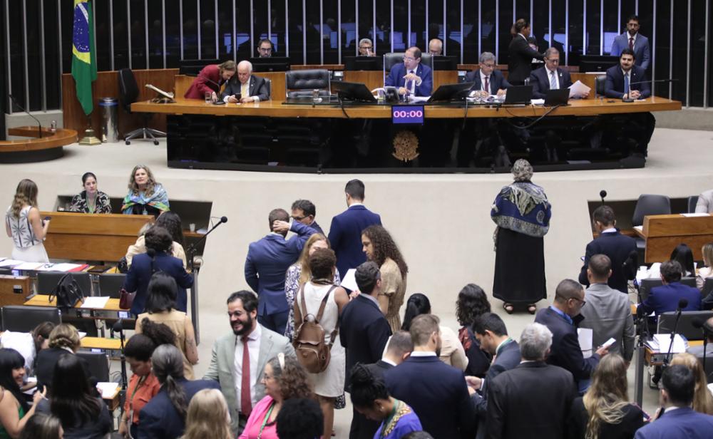 Deputados do DF votam a favor da proposta que cancela garantias ao aborto legal para crianças