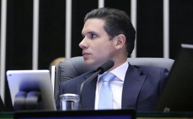PF investiga contrabando em avião de empresário que transportava Hugo Motta e Ciro Nogueira