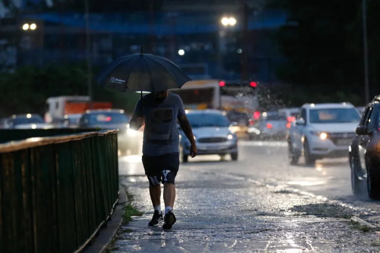 Ciclone extratropical deve atingir parte do país entre esta segunda e terça-feira (9)