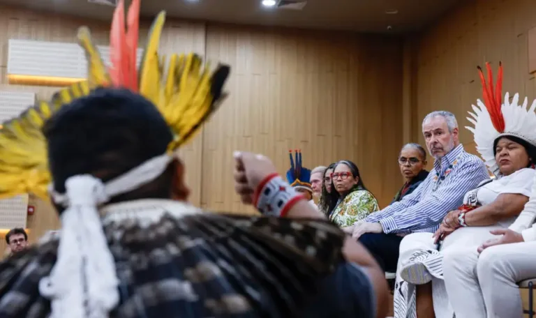 Após protestos na COP30, ministro anuncia mesa de diálogo com indígenas da bacia do Tapajós