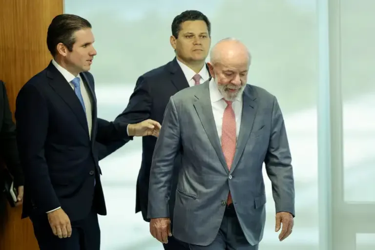 Alcolumbre 'senta' na PEC pelo fim da 6x1 e atrasa tramitação; Motta pede retirada de urgência