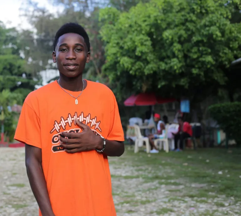 Sem luz ou TV e com internet ruim, haitianos vibram com classificação histórica à Copa 2026