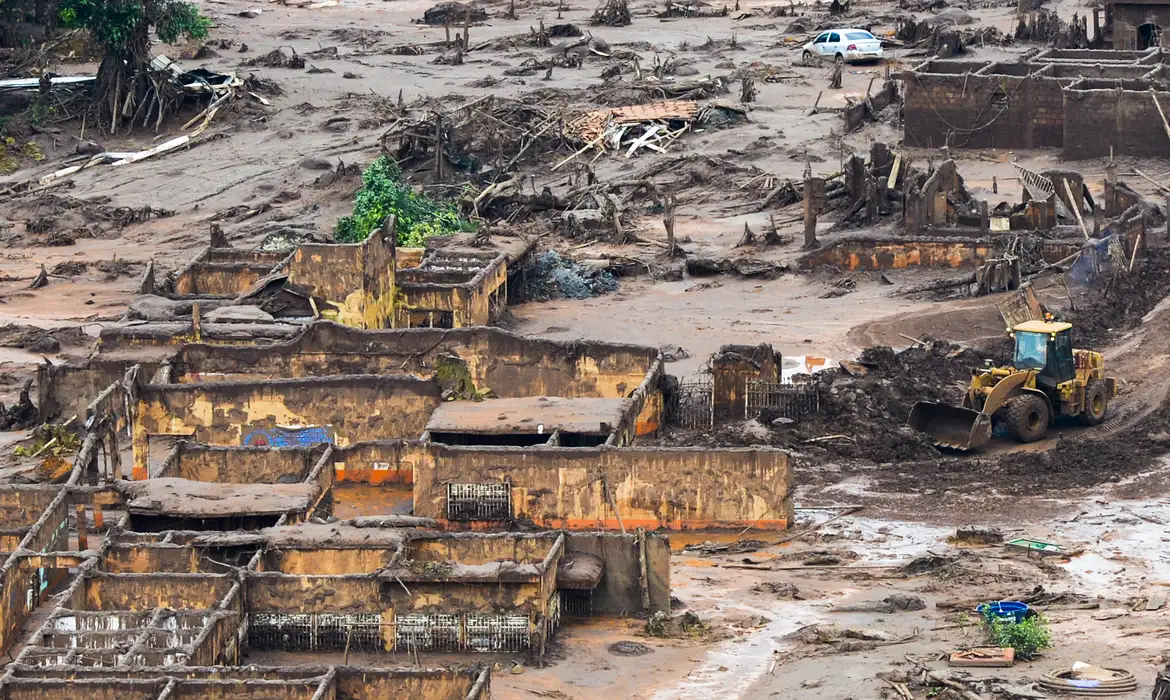 ‘Se chove, a lama volta’: 10 anos após Mariana, vítimas esperam água potável e limpeza completa