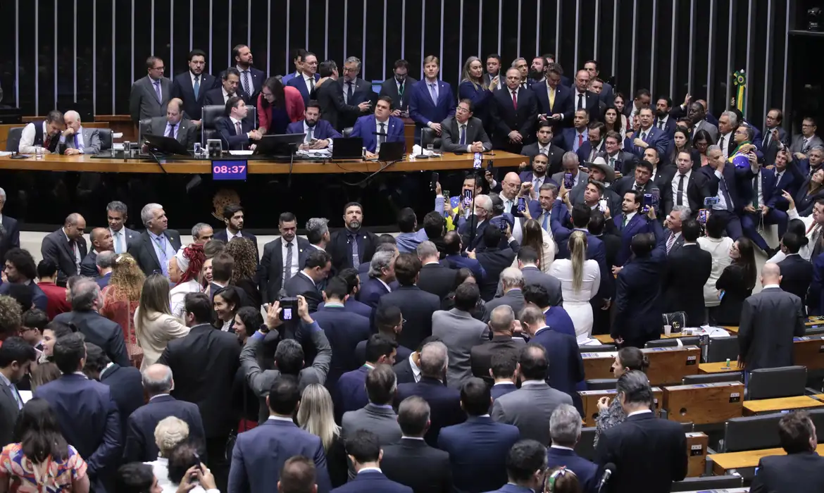 Oposição tem votos para aprovar anistia, mas mobilização social e necessidade de rompimento com legado de impunidade devem barrar, acredita Luciene Cavalcante