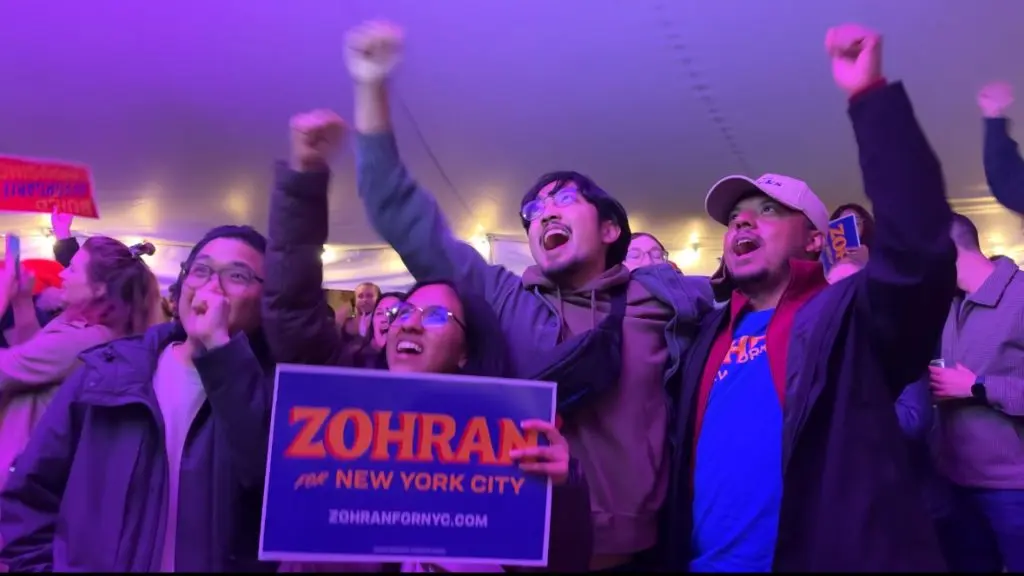 Nova-iorquinos lotam bares e ruas da cidade, celebrando eleição de Mamdani