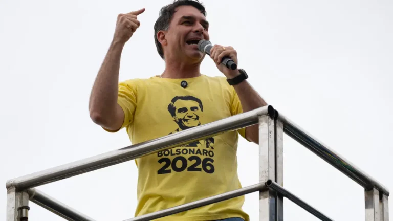 Parlamentares pedem prisão de Flávio Bolsonaro e CPI após revelação sobre relação com Master