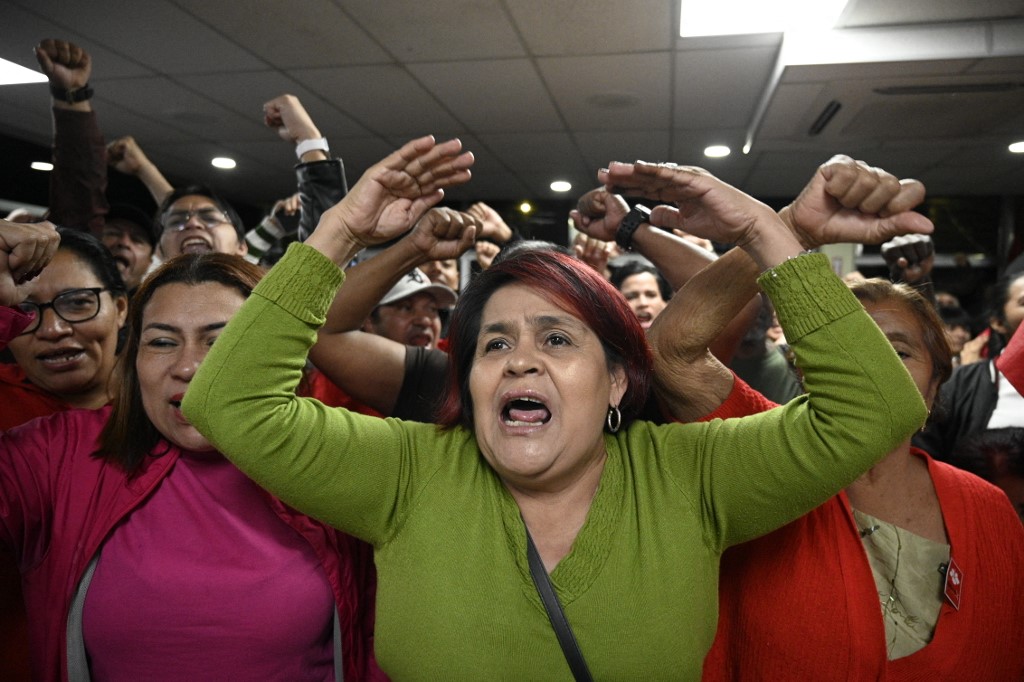 Simpatizantes da candidata presidencial hondurenha do partido governista Libertad y Refundación (LIBRE), Rixi Moncada, gritam slogans no dia seguinte à eleição presidencial em Tegucigalpa, em 1º de dezembro de 2025.