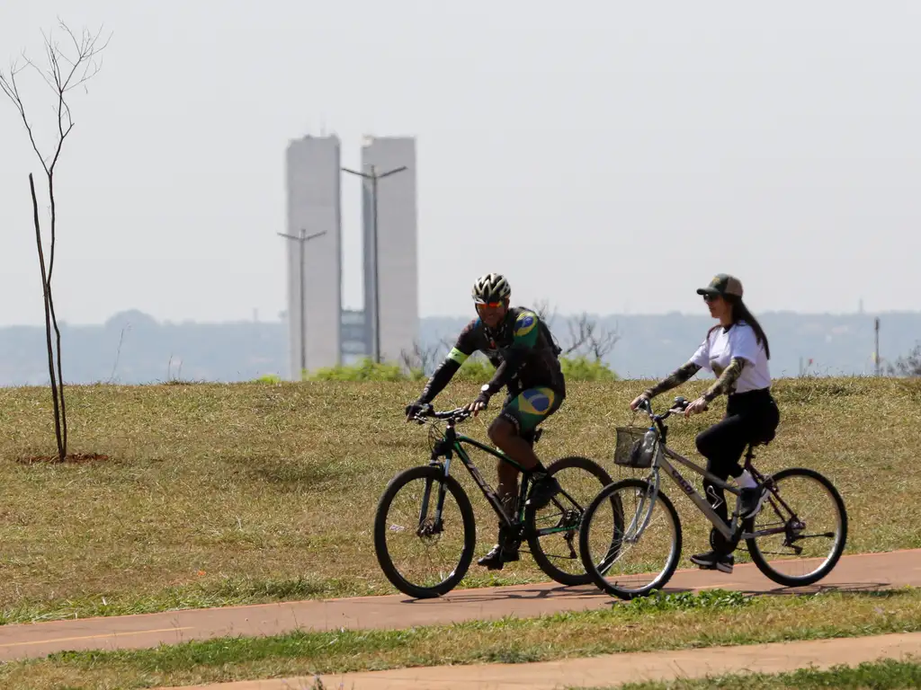 Cicloativistas e servidores públicos pedalaram em um bonde de bicicleta saindo da Rodoviária do Plano Piloto com destino à Câmara Legislativa do Distrito Federal pelo Dia Mundial sem Carro (CLDF). Foto: Fabio Rodrigues-Pozzebom/Agência Brasil