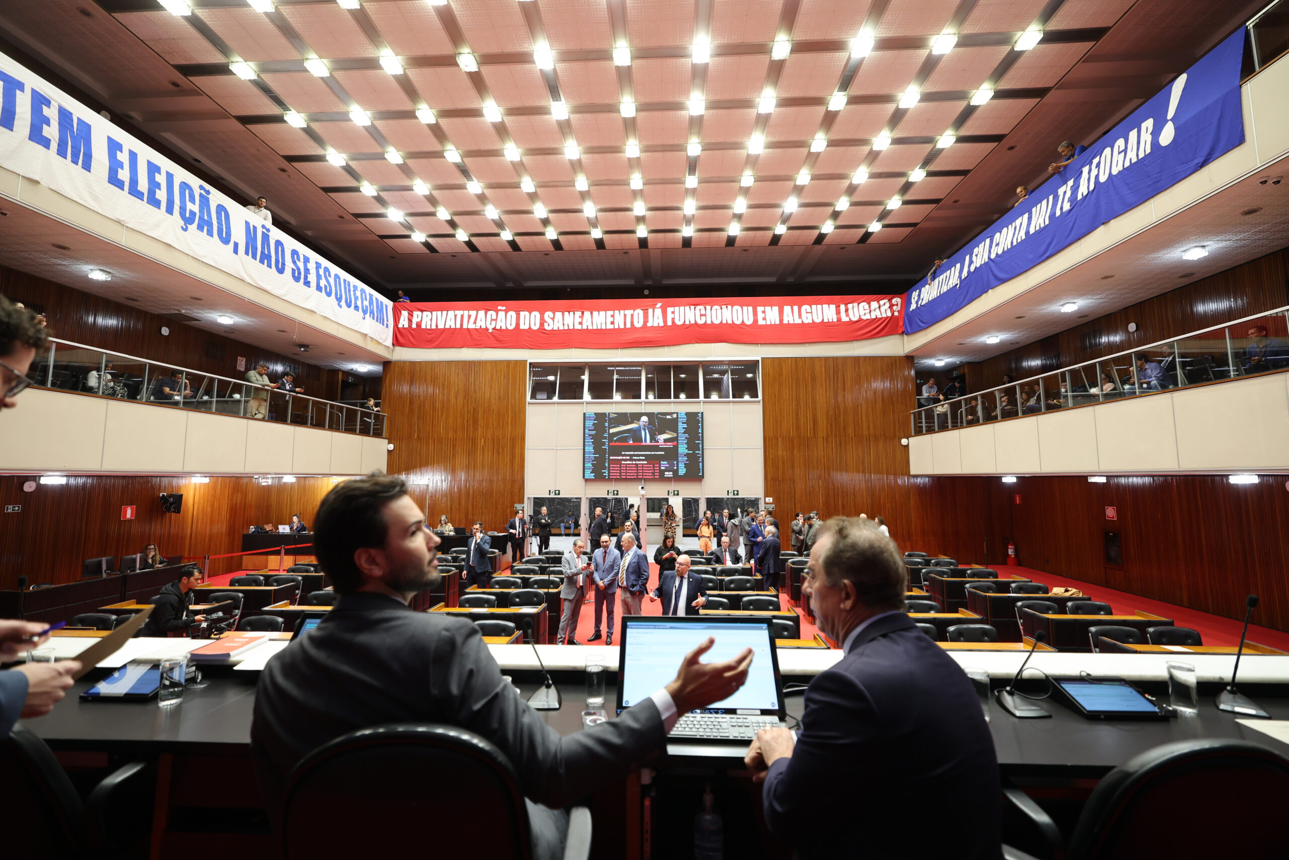 Ao final, a medida passou com 50 votos favoráveis e 17 contrários.