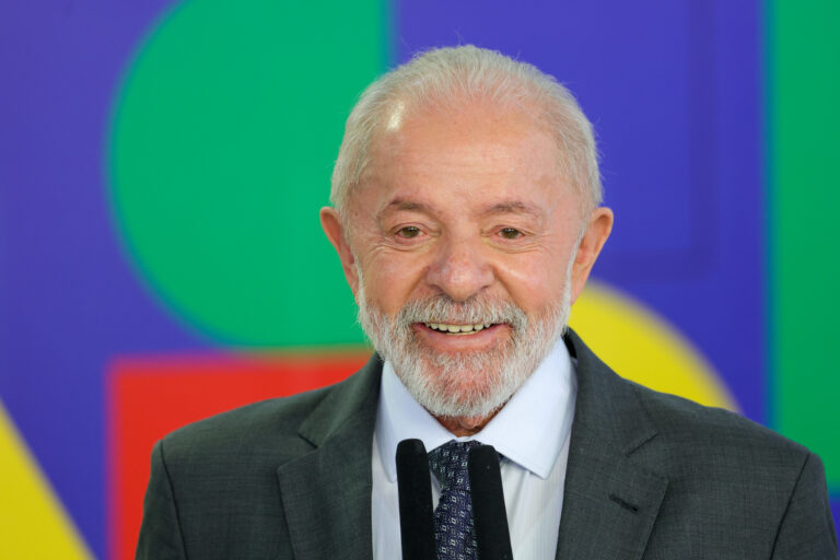 Lula derrotaria Flávio Bolsonaro com 15 pontos de diferença no segundo turno, diz Datafolha