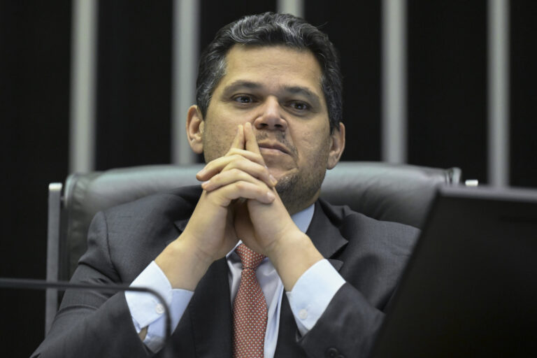 Na calada, Senado aprova projeto que dificulta aborto legal para crianças vítimas de estupro