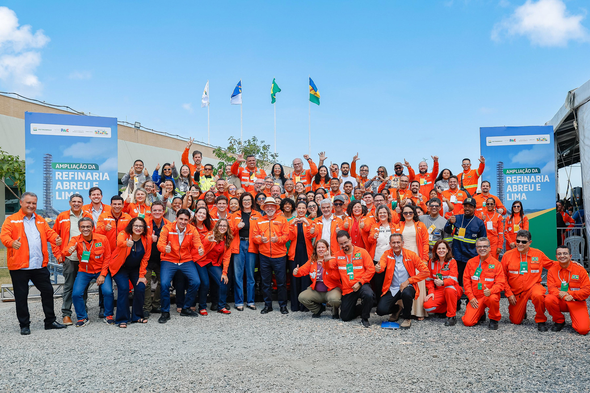 Lula posa com autoridades e trabalhadores da Refinaria Abreu e Lima, em Pernambuco