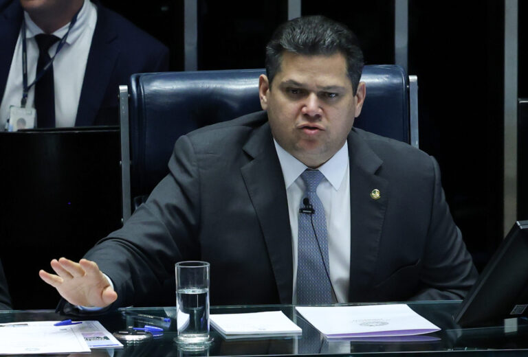 'Alcolumbre quer sabotar reeleição de Lula', diz analista sobre atraso na votação de fim da 6x1