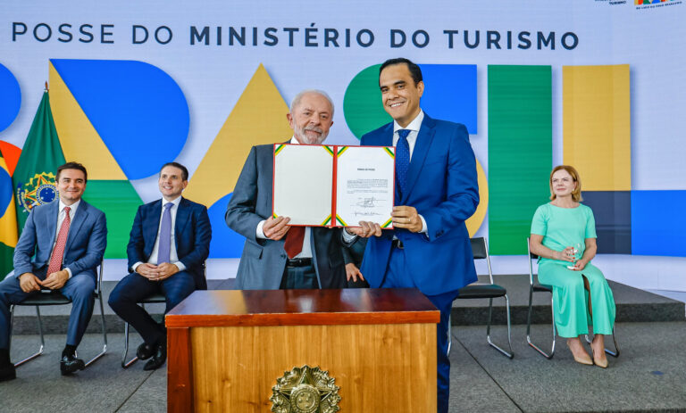 Ao lado de Hugo Motta, Lula dá posse ao novo ministro do Turismo, Gustavo Feliciano 