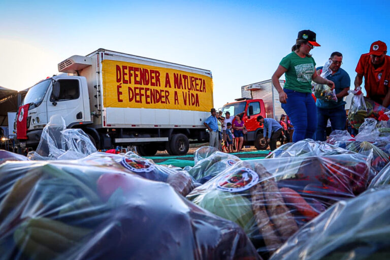Natal Solidário do MST reúne partilha de alimentos e esperança em Rio Bonito do Iguaçu (PR)