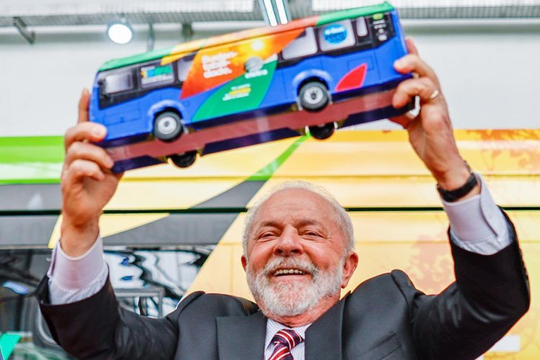 Lula solicitou estudos a Haddad e pediu que parlamentar apresentasse propostas para cidades grandes e médias
