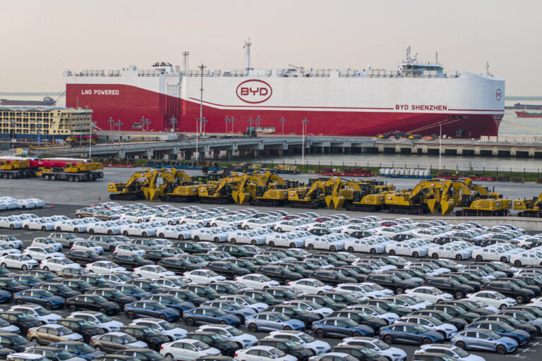China bate recorde e ultrapassa Japão em vendas globais de carros, com 27 milhões de veículos
