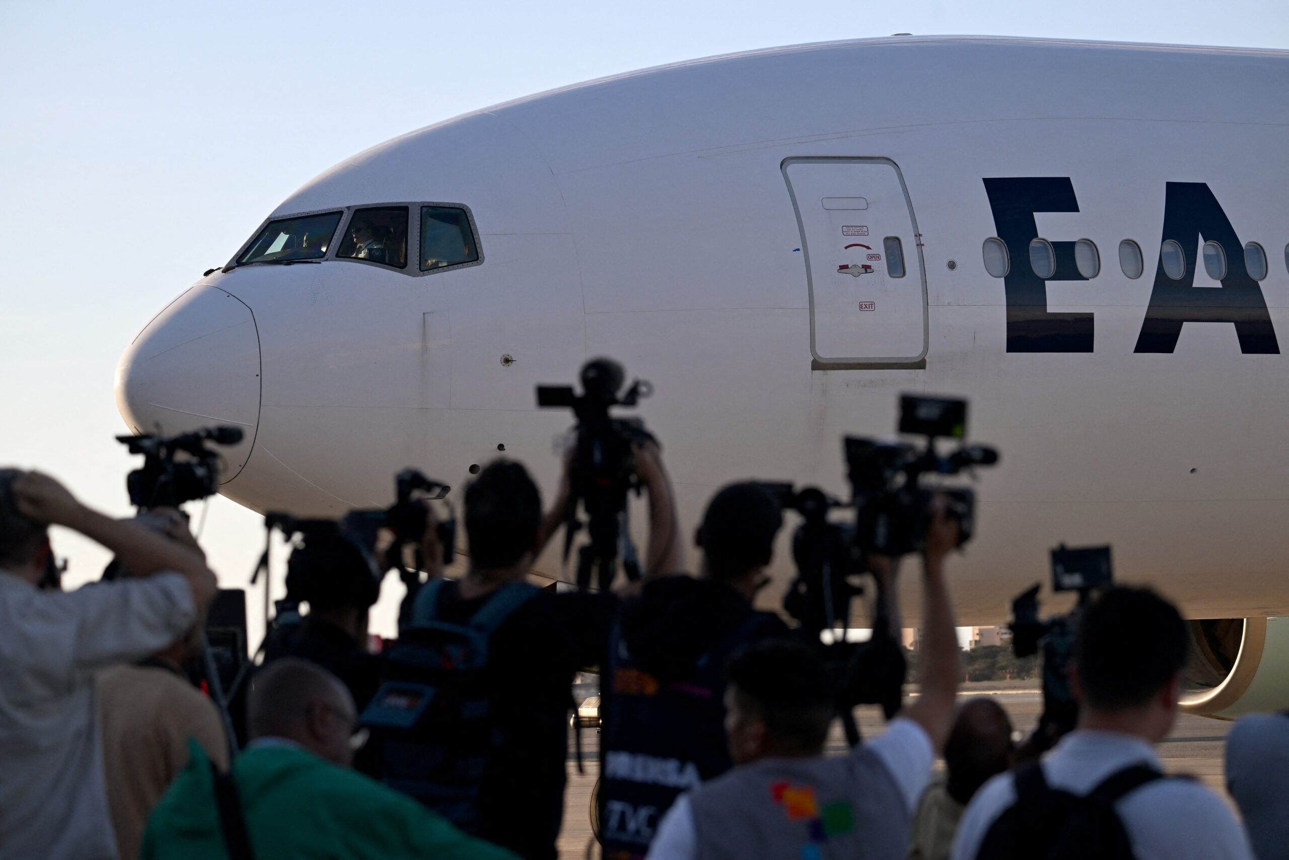 Avião da Eastern Arlines trouxe à Venezuela 266 pessoas deportadas pelo governo Trump