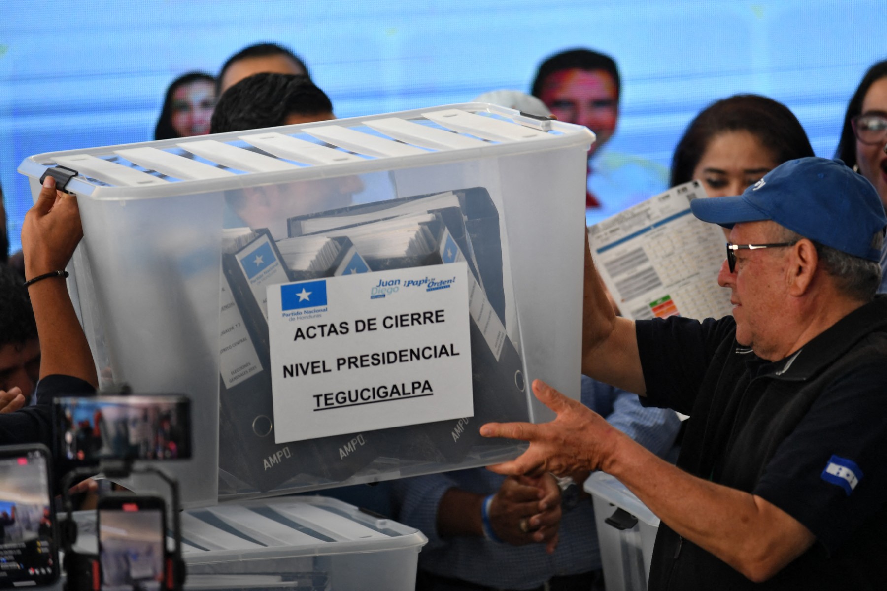 Caixa com material eleitoral é carregada em Tegucigalpa, em 4 de dezembro de 2025