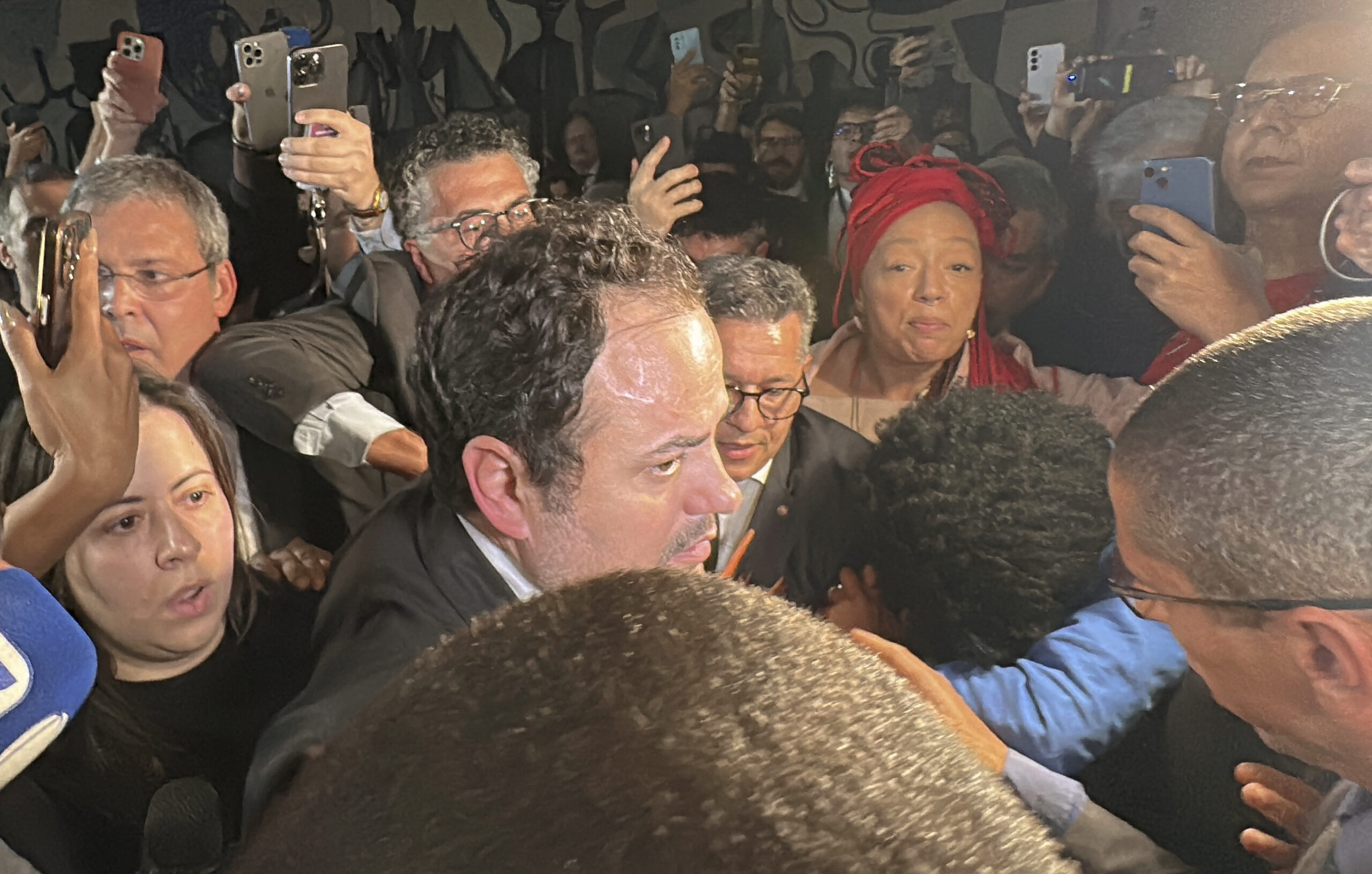 A Polícia Legislativa expulsou jornalistas, fotógrafos, cinegrafistas e assessores de imprensa, empurrando-os para fora do Plenário da Câmara, resultando em agressões