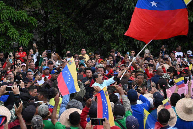 Da mentira no Iraque à farsa na Venezuela