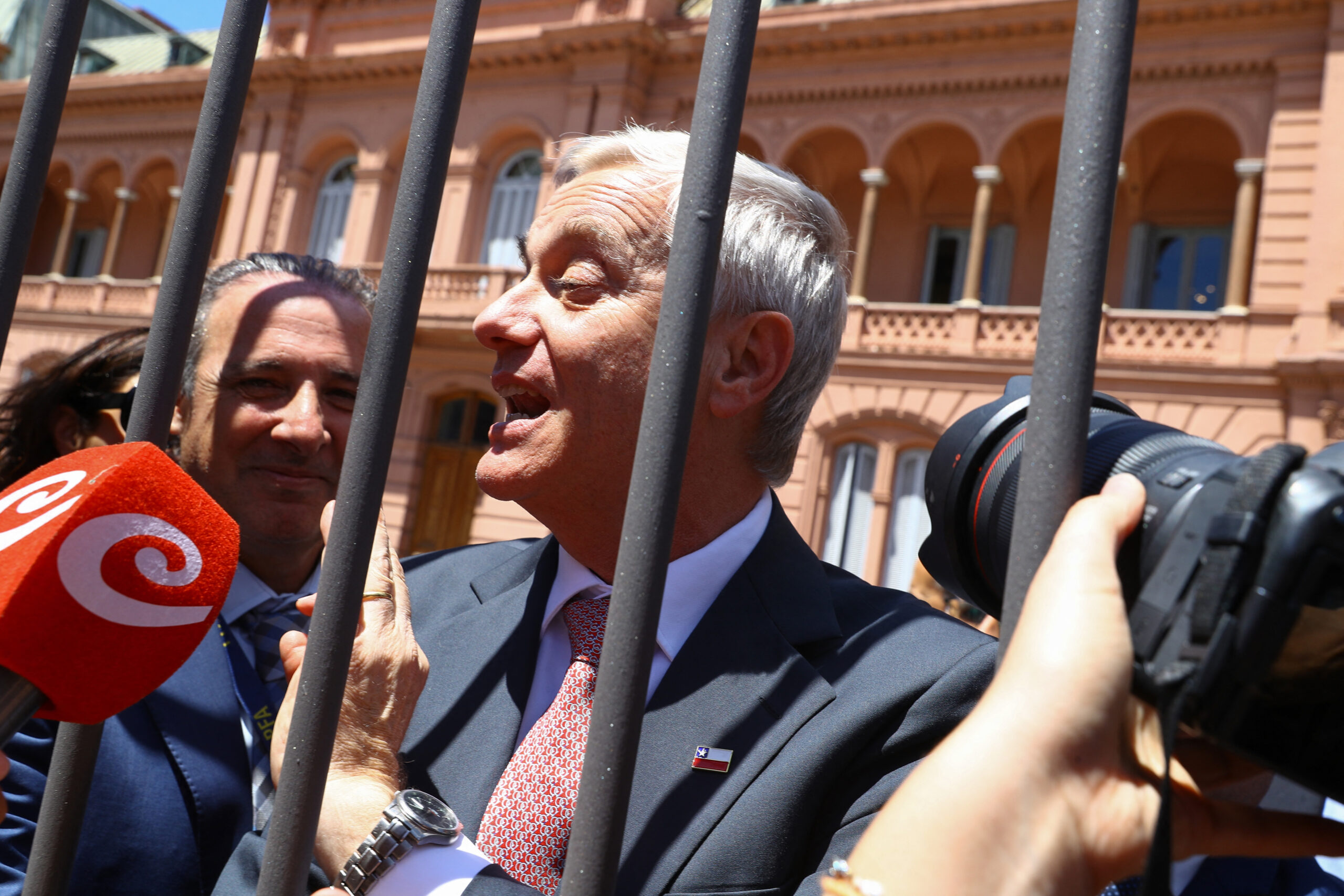 O presidente eleito do Chile, José Antonio Kast, fala com a imprensa ao deixar a Casa Rosada, sede do governo, após se reunir com o presidente da Argentina, Javier Milei, em Buenos Aires