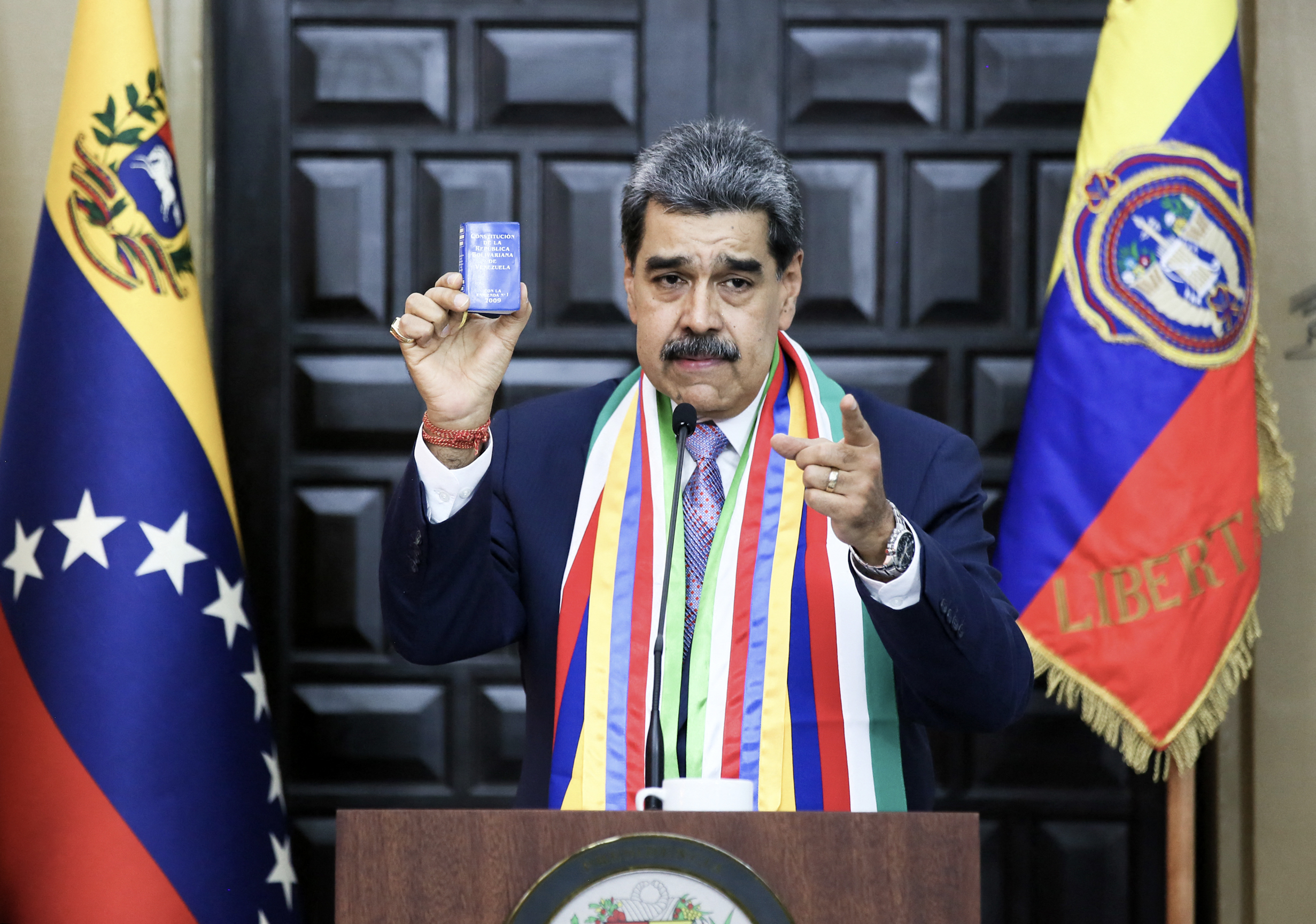 Foto divulgada pela Presidência da Venezuela mostra o presidente Nicolás Maduro falando durante um evento em comemoração ao aniversário da morte do Libertador Simón Bolívar, em Caracas, em meio ao aumento das ameaças de Washington contra seu governo