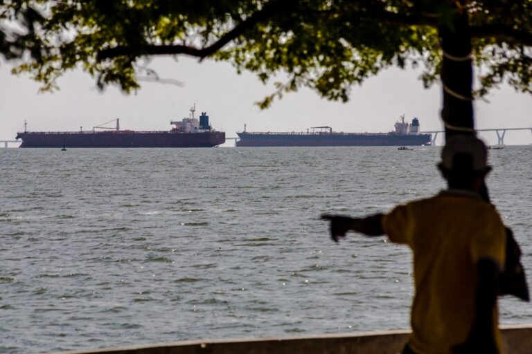 Enquanto EUA sequestram petroleiros, Chevron segue partindo com petróleo da Venezuela