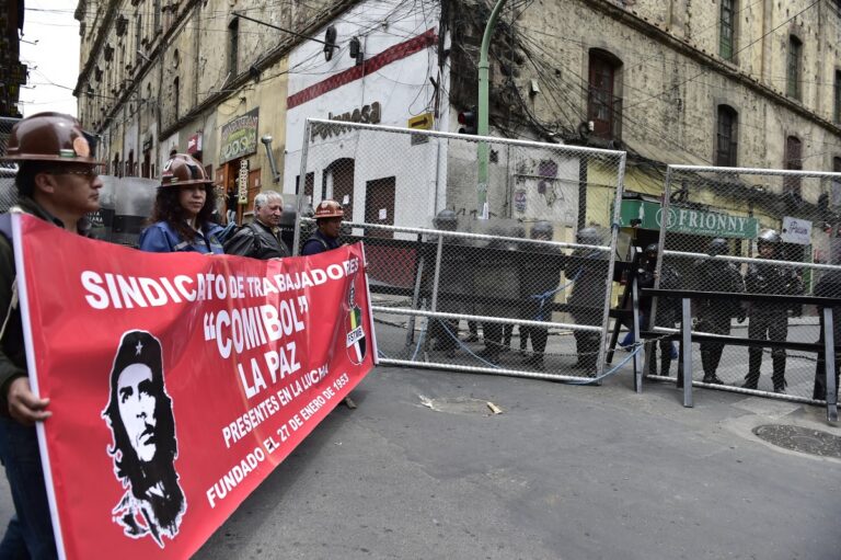 Protestos crescem na Bolívia contra aumento nos combustíveis decretado por Rodrigo Paz
