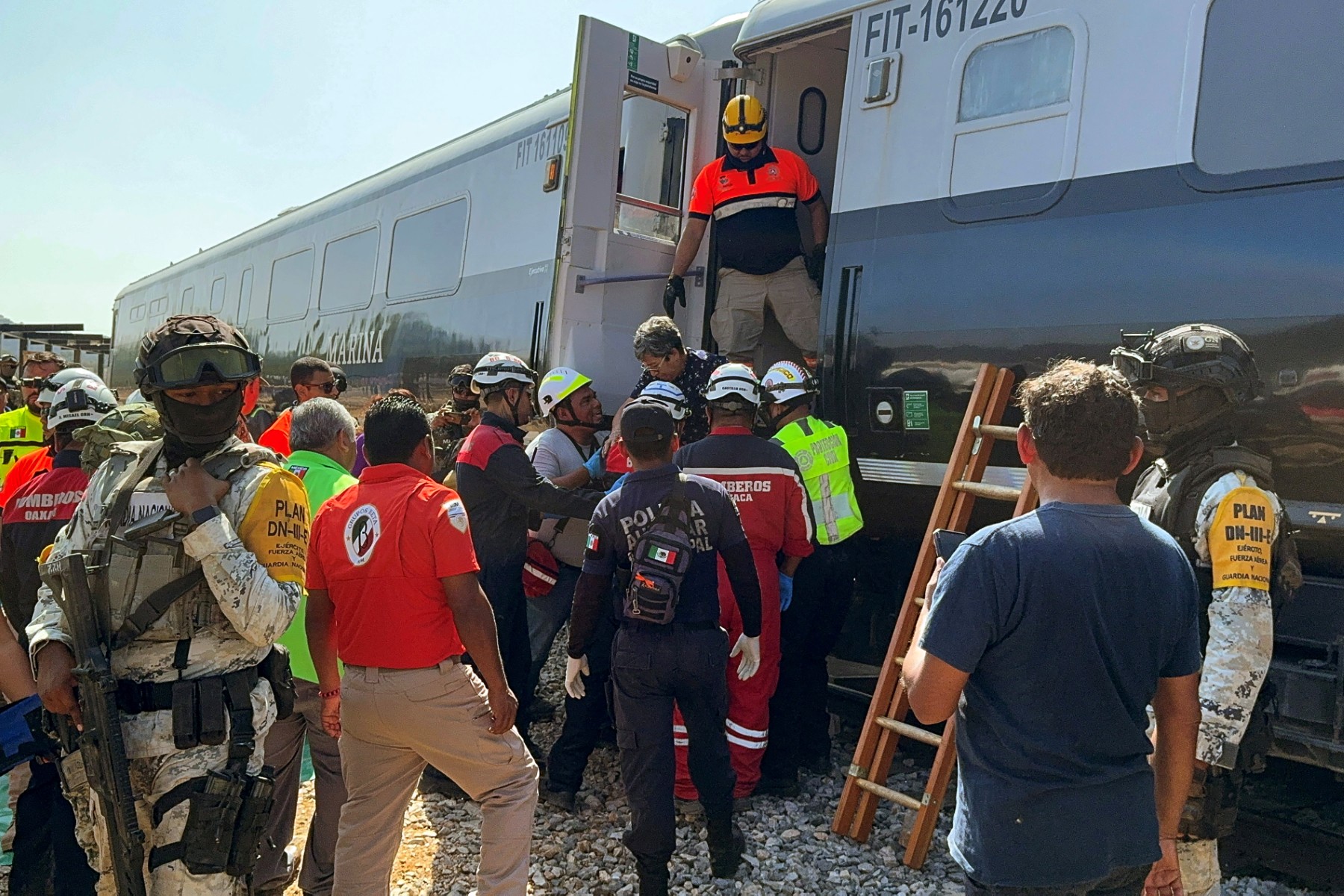 Soldados do Exército mexicano e membros da Defesa Civil resgatam passageiros do trem Interoceânico que descarrilou em Nizanda, estado de Oaxaca, na rota para Coatzacoalcos, México, em 28 de dezembro de 2025.