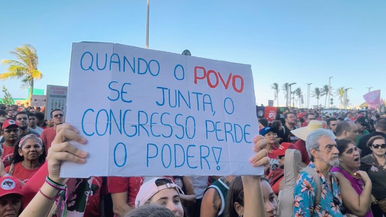 Com o lema ‘Sem anistia para golpistas’, milhares de pessoas vão as ruas em Fortaleza
