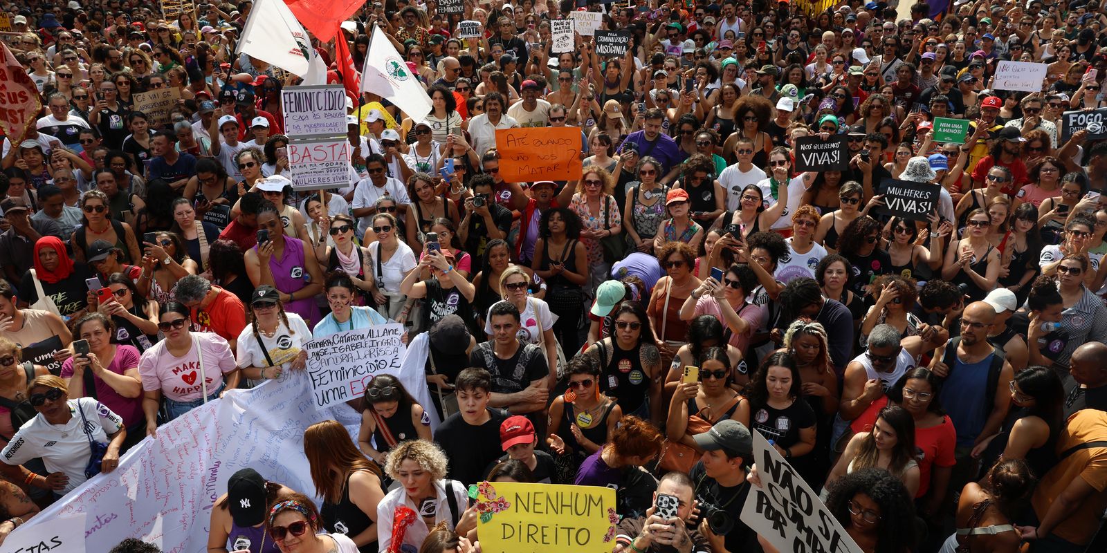Movimentos populares, artistas, parlamentares e autoridades do governo Lula ocuparam ruas de diversas capitais para denunciar violência contra mulheres neste fim de semana
