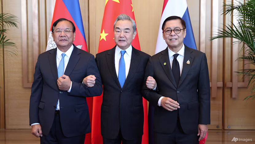 Após o anúncio do cessar‑fogo entre Camboja e Tailândia, os ministros das Relações Exteriores Prak Sokhonn (Camboja), Sihasak Phuangketkeow (Tailândia) e Wang Yi (China) posam para foto durante encontro em Yunnan, China, em 29 de dezembro de 2025