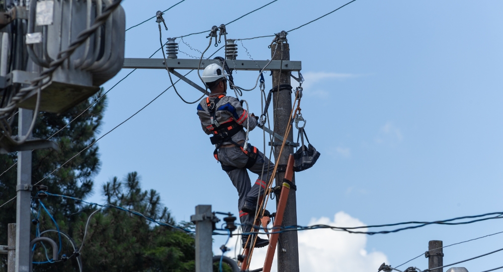 Eletricista recém-contratado pela Enel realiza atividade prática na zona sul de São Paulo