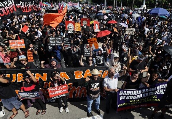 Filipinas: destruição causada por tufão expõe corrupção e protestos pedem renúncia do governo
