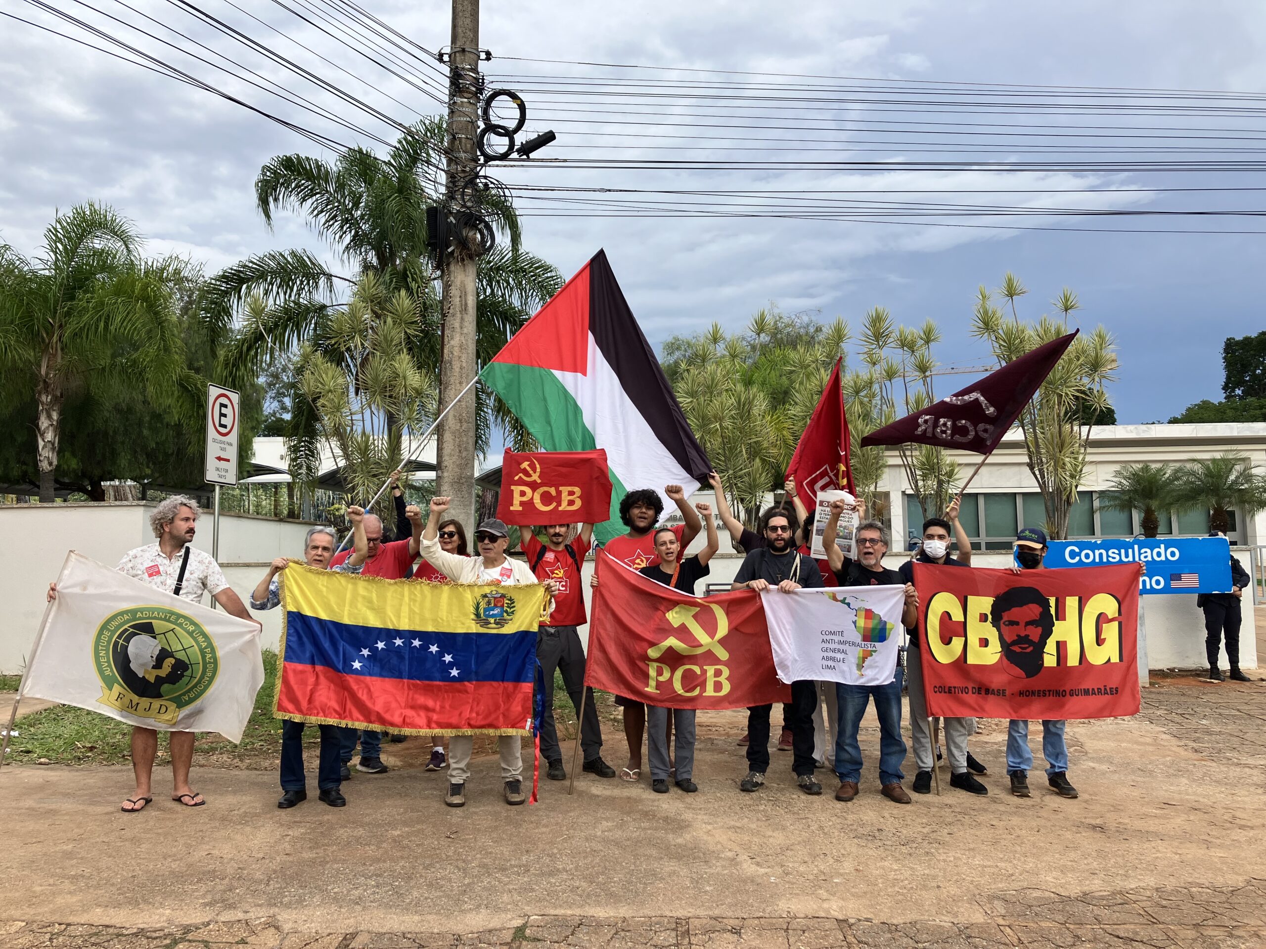 manifestantes com bandeiras de luta em frente ao consulado americano, em brasilia.