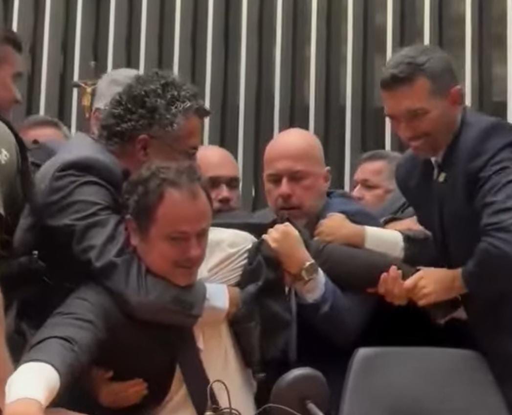 Deputado Glauber Braga é retirado à força pela Polícia Legislativo
