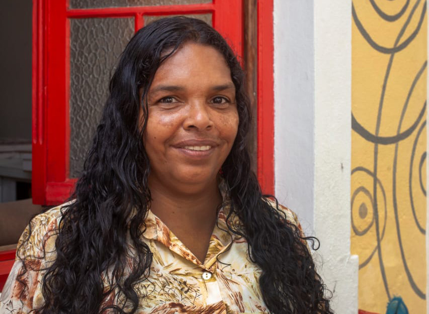 Michelle Aparecida Marques dos Santos transforma sua trajetória de rua, violência e superação em literatura autobiográfica