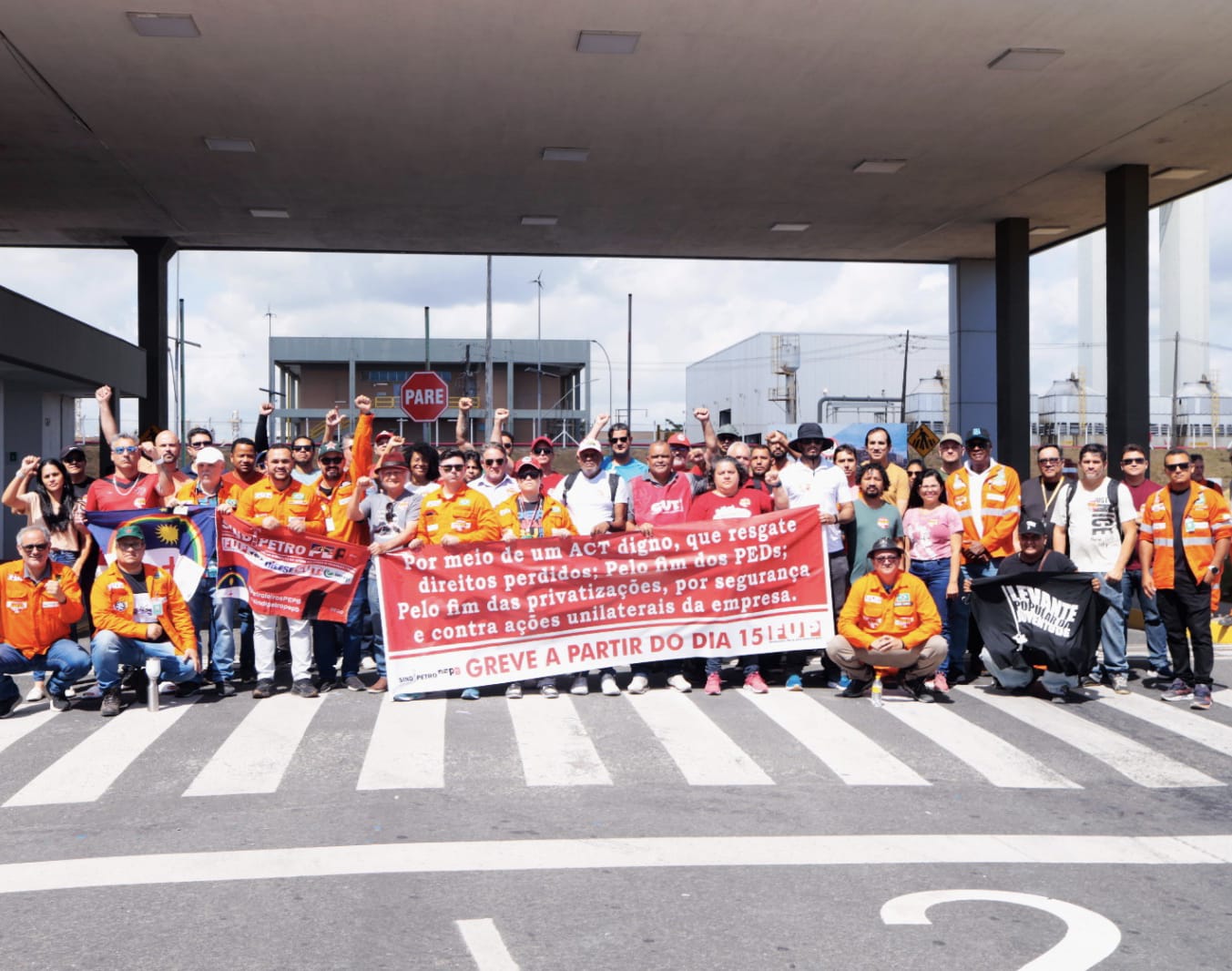 Trabalhadores fazem manifestações na Refinaria Abreu e Lima e no Terminal Transpetro