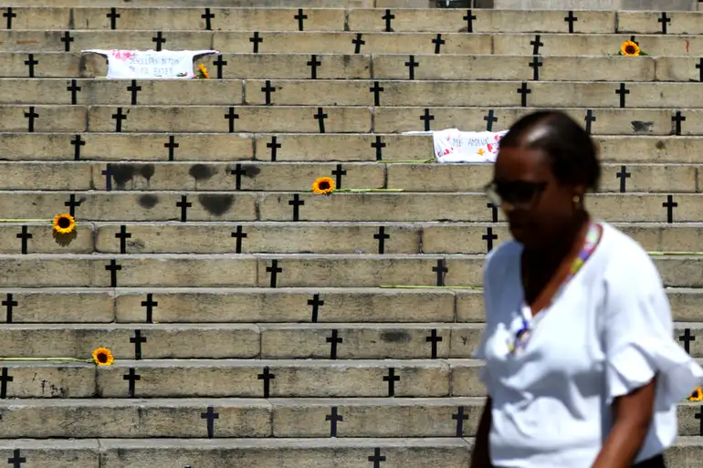 De janeiro a junho de 2025, o Brasil teve uma média de 4 feminicídios por dia, além de 187 estupros e 405 denúncias de violência contra a mulher diariamente.