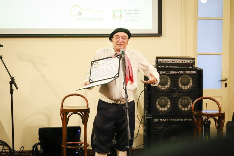 Comunicador gaúcho celebra mais de cinco décadas de carreira com dupla homenagem parlamentar
