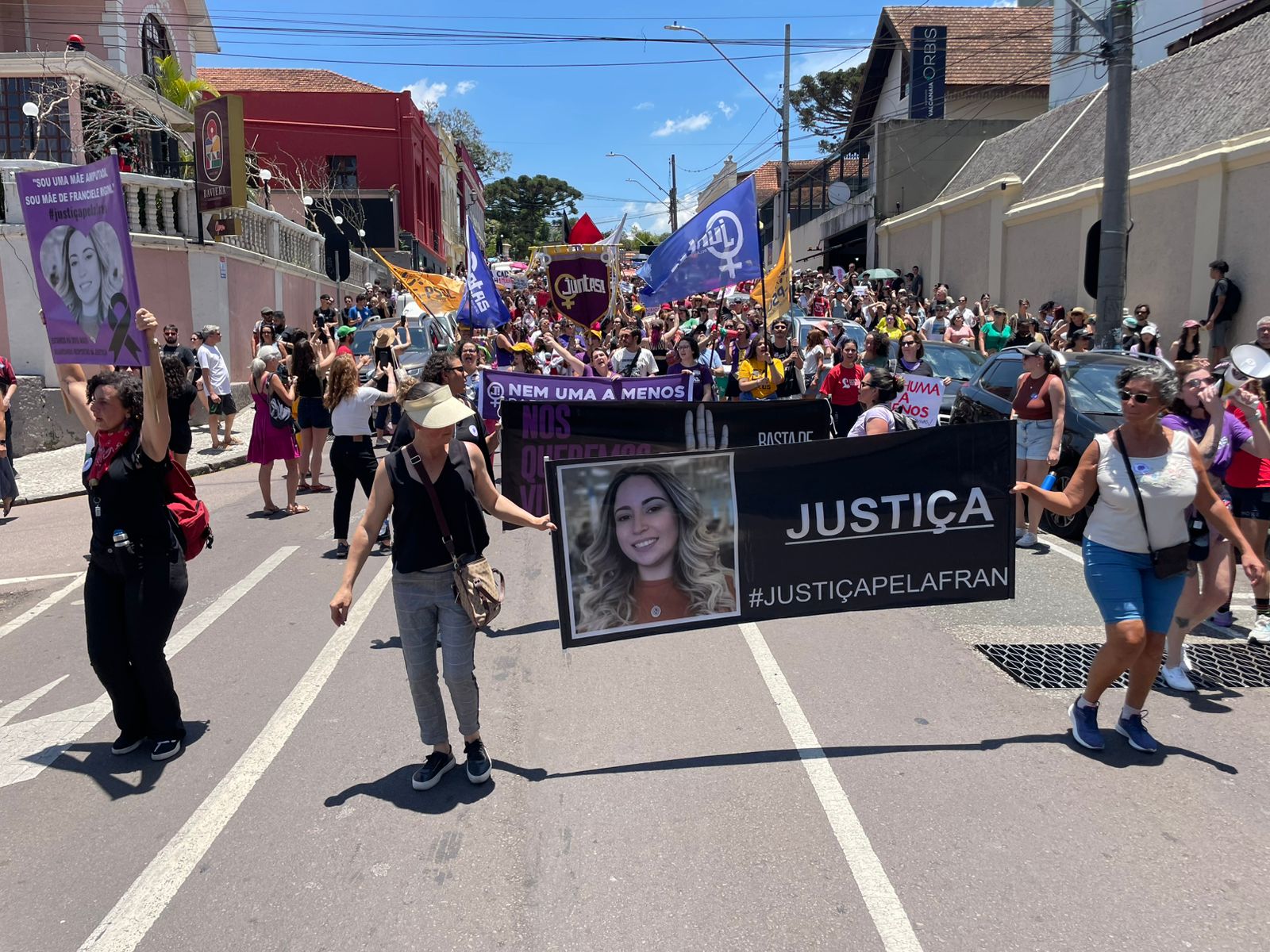 Mobilização contra o feminicídio reuniu milhares de pessoas no centro de Curitiba.