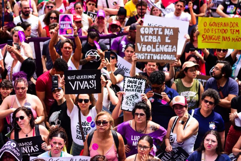 Parem de nos matar: ato em SP reúne milhares de mulheres em grito de revolta contra feminicídio