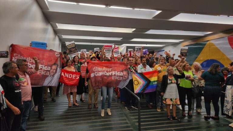 Manifestantes fazem ato na Câmara contra cassação de Glauber Braga