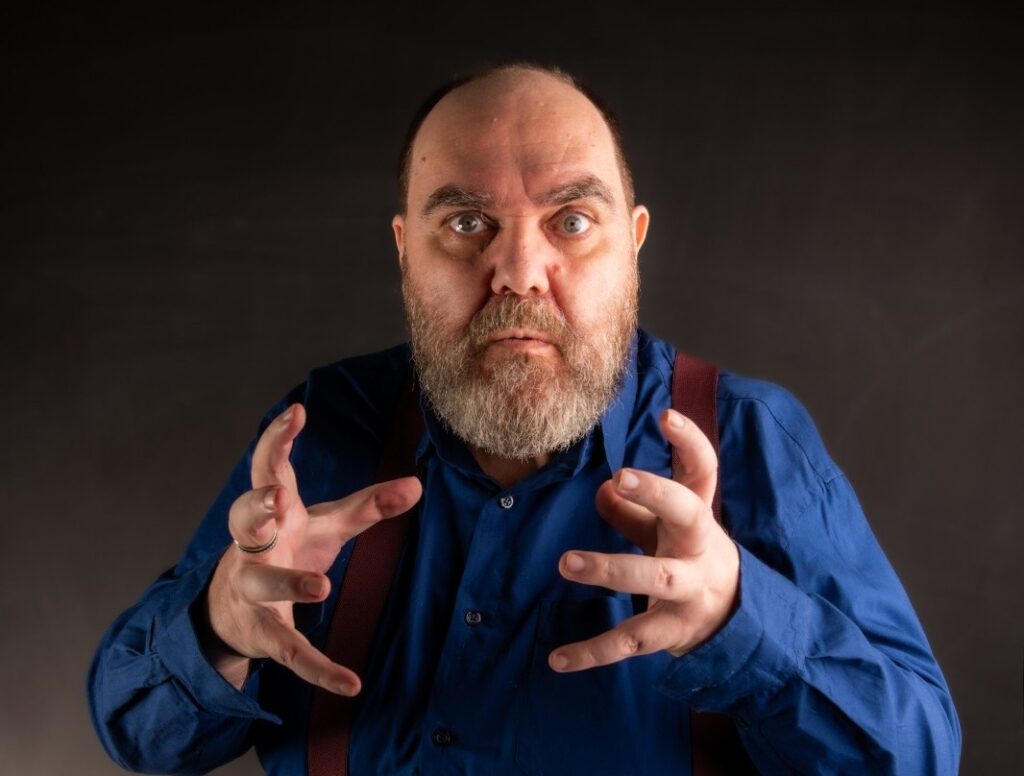 Abujamra também é cantor, compositor, instrumentista, ator, cineasta e produtor musical, conhecido pelas composições e pela participação em trilhas sonoras de grandes sucessos, como Castelo Rá-Tim-Bum