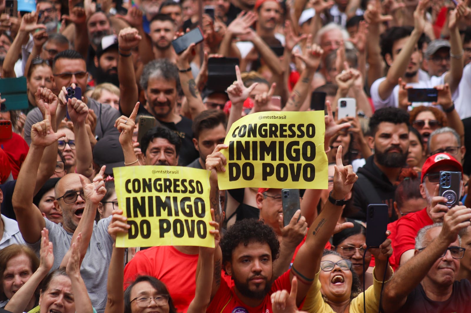faixa congresso inimigo do povo