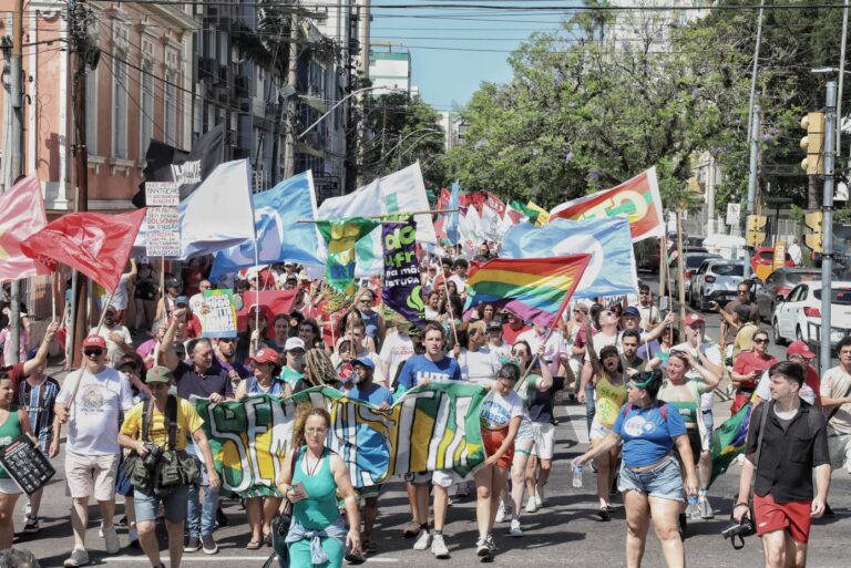 Milhares vão às ruas de Porto Alegre contra redução de penas para golpistas