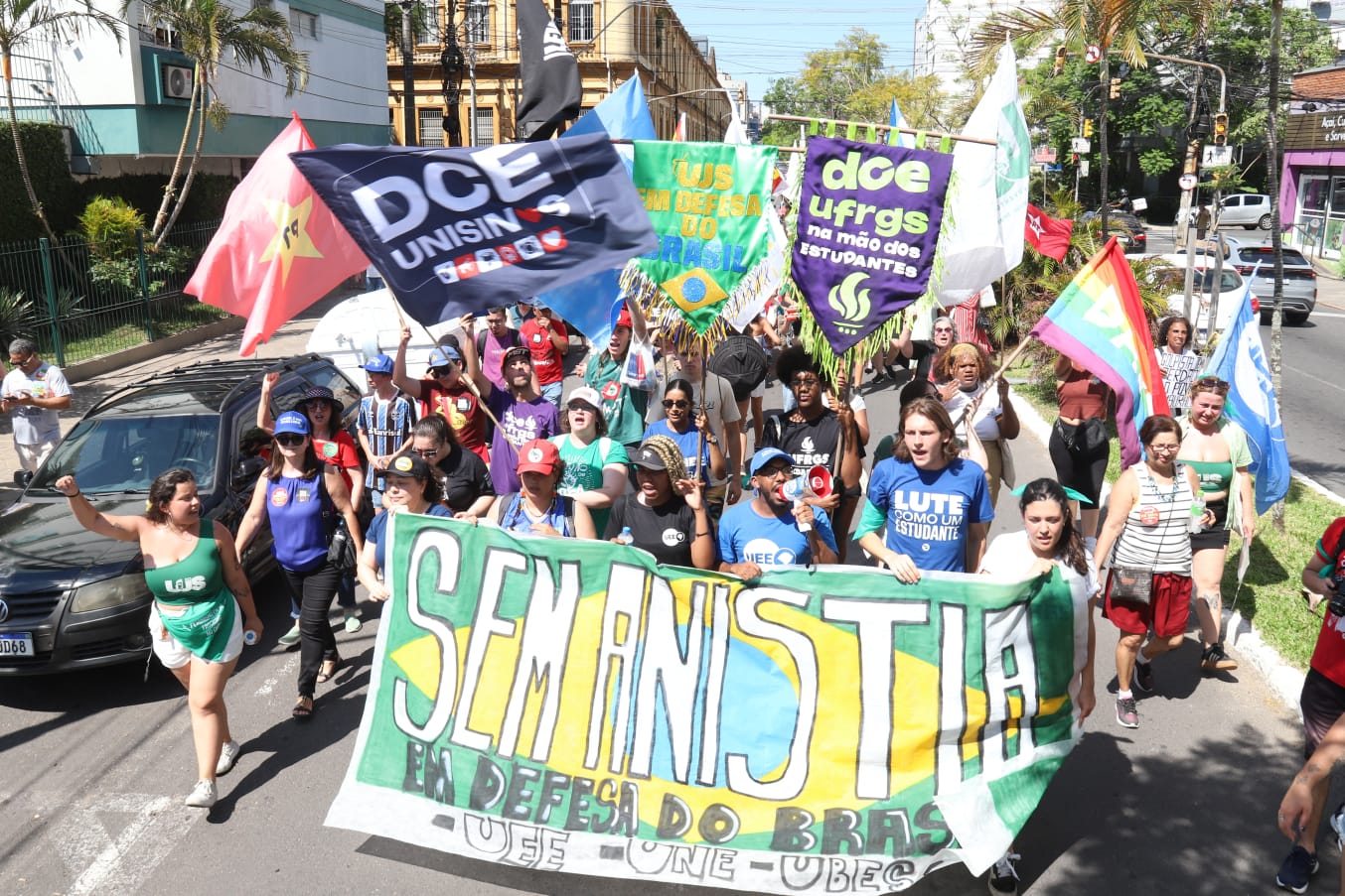 Manifestantes pelas ruas de Porto Alegre (RS) - Divulgação/Jorge Leão
