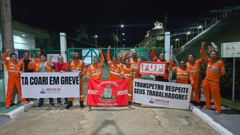 Trabalhadores do terminal aquaviário de Coari (AM) durante mobilização nesta segunda (15) | Crédito: Divulgação/FUP